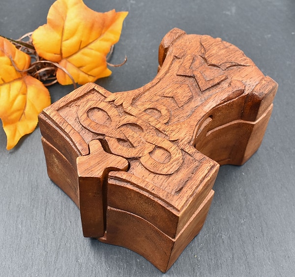 Thorshammer Holzdose als Mjölnir, Geschenkbox für Wikinger, Schmuckdose Thorshammer, Schatulle Nordmann von BELANAS SCHATZKISTE