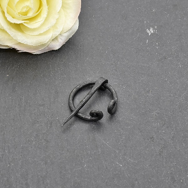 Geschmiedete Wikinger Hufeisenfibel – kleine Wadenwickel Halter aus Eisen – historische Gewandnadel – Mittelalter Schmuck