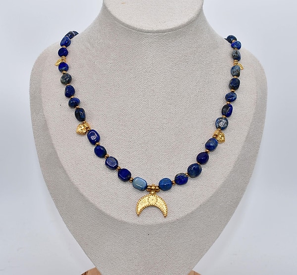 Römische Halskette aus Lapislazuli mit vergoldeten Anhängern – Lunula Edelsteinkette - mittelalterlicher Schmuck für Reenactment und LARP