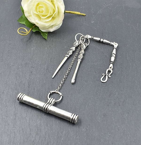 Gotland hygiene set in silver-plated bronze with needle box, Viking brooch chain for Apron dress - Norse jewelry