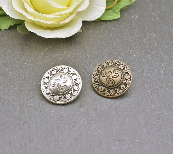 Keltischer Knopf mit Triskele in Silber- oder Bronzefarben - Vintage - Retro - Gewandschließe von BELANAS SCHATZKISTE