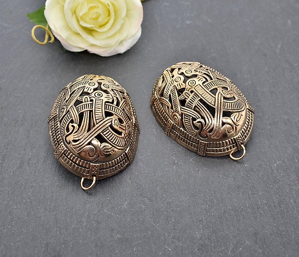 Wikinger Schalenfibel im Jelling-Stil fürs Trägerkleid aus Bronze - Gewandspangen aus Norwegen mit Drachenmotiv