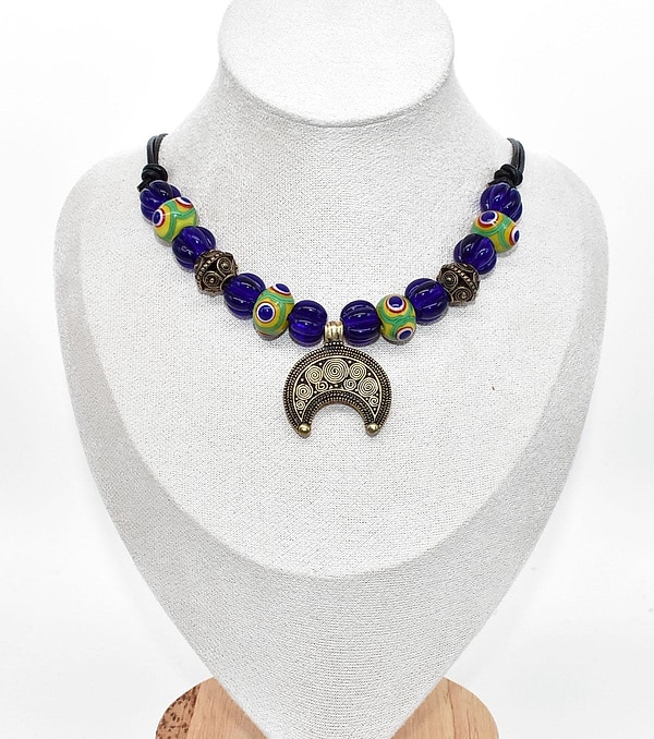 Lunula Halskette NOVA mit Lampwork Glasperlen – Römisches Mond Amulett aus Bronze – Mittelalter & Reenactment Schmuck – Historische Kette
