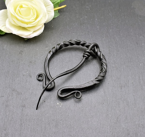 Stabile Tordierte Omega Fibel aus Eisen für Wikinger - Keltische Gewandschliesse - Römische Penannular