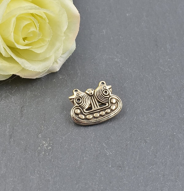 Kleine Wikinger Brosche als Schiff aus Dänemark 2,5 x 2 cm, Drachenboot Fibel, Wikingerschiff Replika