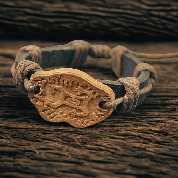 Stilvolles Lederarmband mit Holzoptik-Motivplatte und Makramee-Verschluss - Geschenk für Frauen und Männer