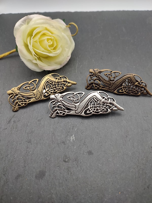 Keltische Brosche mit Hundemotiv aus ZAMAK in 3 Farben - Gewandnadel für Mittelalter - Größe ca. 6,8 x 2,2 cm
