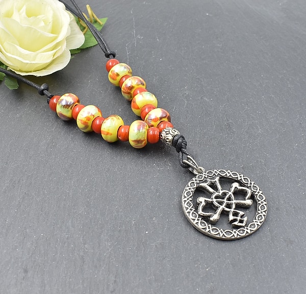 Glasperlenkette mit keltischem Knoten-Kreuz – keltischer Schmuck – mittelalterliche Kette von BELANAS SCHATZKISTE