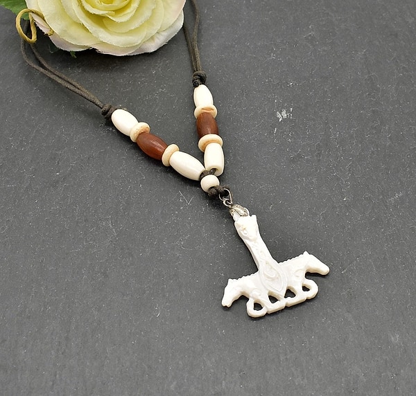 Wikinger Thorshammer Kette – Handgeschnitzter Knochen Anhänger mit Pferdekopf & Keltenknoten – Mittelalter Schmuck von Belanas Schatzkiste