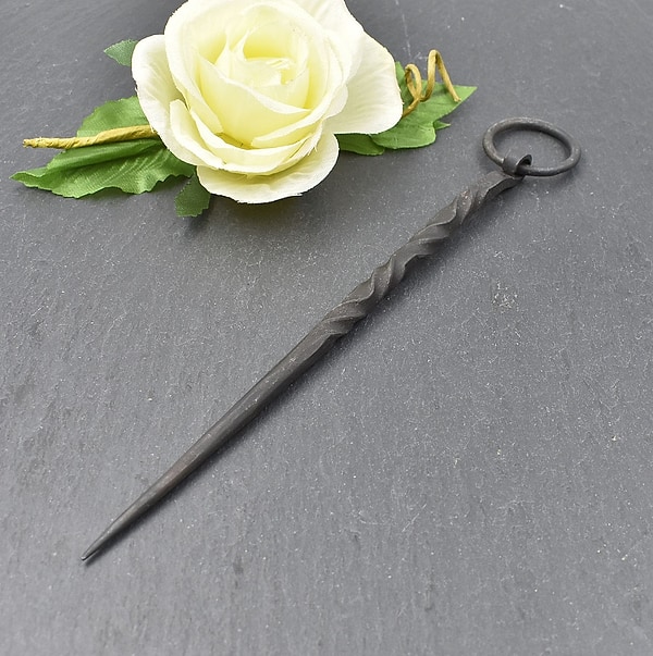 Handgeschmiedete Gewandnadel aus Eisen – Wikinger Ringnadel – Mittelalter Fibel – Historische Umhangnadel – Gewandschließe für Reenactment