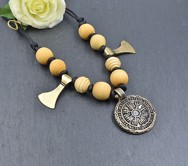 Vegvisir Halskette - Wikinger Schmuck mit Runenkompass - Talisman Kette mit Bartäxten - Holzperlenkette - nordischer Schmuck verstellbar