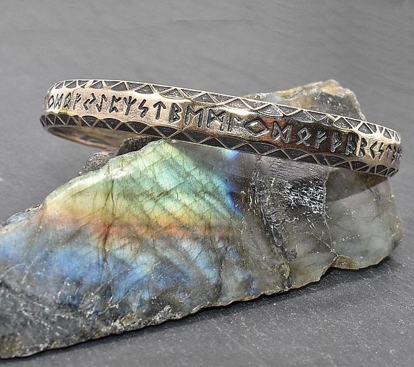 Wikinger Runen Armreif Bronze - Nordischer Runen-Schmuck - Mystischer Mittelalter Armreif für Männer & Frauen