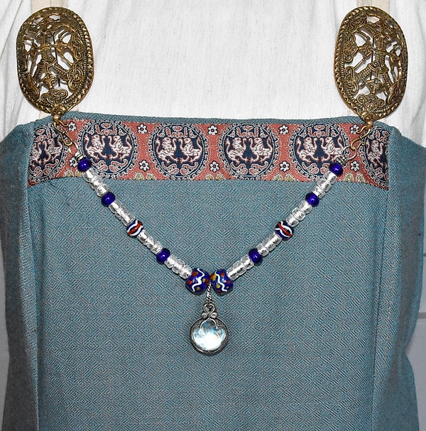 Wikinger-Fibelkette mit Gotland-Sphäre, blauen und silbernen Glasperlen – Historischer Schmuck für die Wikingerin von BELANAS SCHATZKISTE