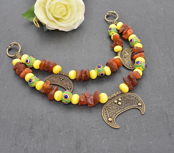 Edle Wikinger Fibelkette mit Bernstein & Lunula-Amuletten – Handgefertigter Wikinger Schmuck aus Bronze von BELANAS SCHATZKISTE