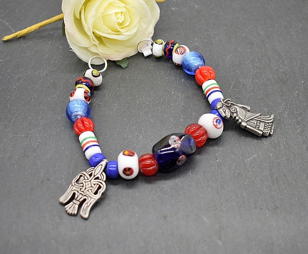 Wikinger Fibelkette Nanna mit Walküre und Rabe - Nordische Glasperlenkette in blau rot und weiß -  Handgefertigter Schmuck im Wikinger-Stil