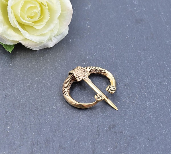 Kleine nordische Omega Fibel aus Bronze - Wikinger Ringfibel - Mittelalterliche Gewandschliesse