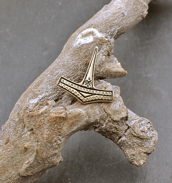 Kleine Thorshammer Brosche aus Bronze - Mjölnir Anstecknadel für Wikinger - Schmuckbrosche - Größe ca. 2,5 x 2 cm