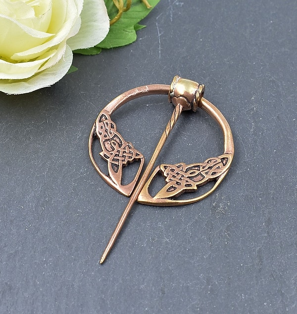 Keltische Omega Fibel mit Knotenmuster aus Bronze - Mittelalterliche Penannular Brosche ca. 8,2 x 5 cm