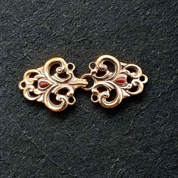 Mittelalterliche Gewandschließe mit rotem Jaspis aus Schmuckbronze - Mantelschließe fürs nordische Volk