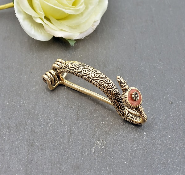Replika einer keltischen Bügelfibel aus Bronze - Keltischer Schmuck für den Peplos - Gewandschließe für die Keltin von BELANAS SCHATZKISTE