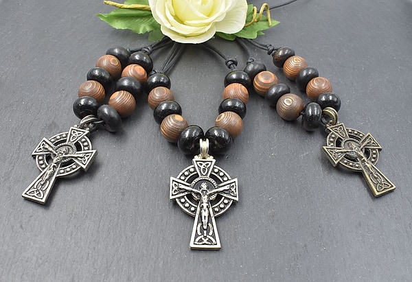 Holzperlenkette mit Keltenkreuz von BELANAS SCHATZKISTE - St. Patricks Kreuz mit Holzperlen - Keltischer Schmuck - Grunge Stil