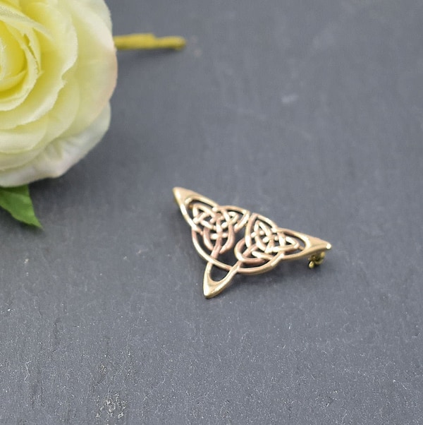Keltische Brosche – dreieckige Anstecknadel mit Keltenknoten – Schmucknadel aus Bronze im Vintage-Stil