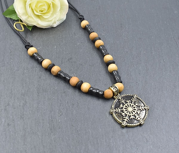 Wikinger Kette mit Binderunen Amulett und Holzperlen – Algiz, Elhaz & Kenaz | Nordische Mythologie Schmuck von BELANAS SCHATZKISTE