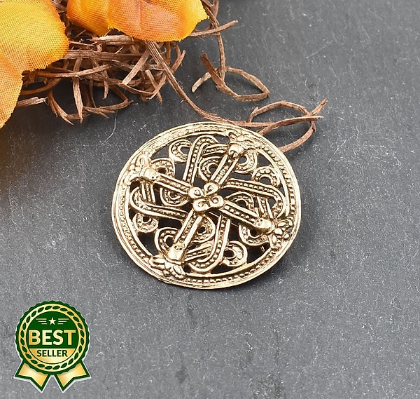 Bezaubernde Reproduktion einer Wikinger Scheibenfibel im Borrestil - Bronze oder versilbert - Mittelalter Rundfibel ca. 4 cm
