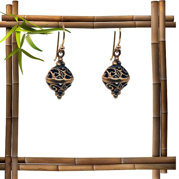 Mittelalterliche Bronze Ohrringe mit verschlungenem Durchbruchs-Muster - Mittelalter-Stil - Filigraner Ohrschmuck ca. 2,8 x 1 cm