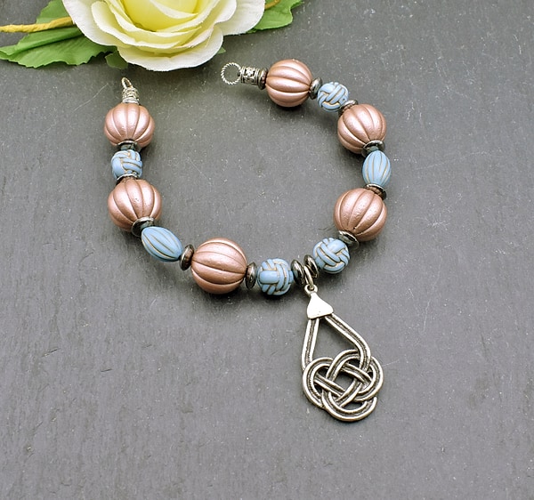 Keltische Fibelkette mit Keltenknoten Anhänger - Fibeltracht von BELANAS SCHATZKISTE - Keltischer Schmuck in Baby-Blau Rosa und silber