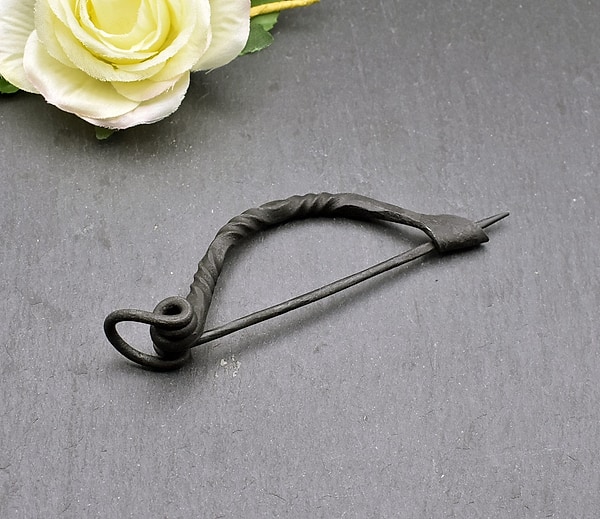 Keltische Bügelfibel oder Drahtfibel aus Eisen - Mittelalterliche Sicherheitsnadel - Größe ca. 10 x 3,5 cm