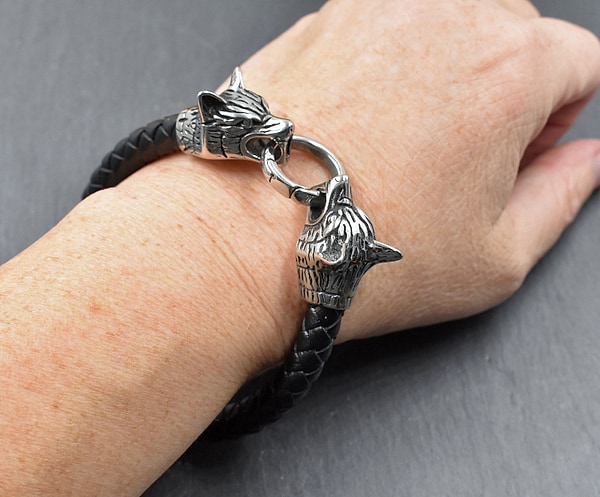 Starkes Kunstlederarmband mit großen Wolfsköpfen aus Edelstahl - Armreif für Wikinger und Mittelalter