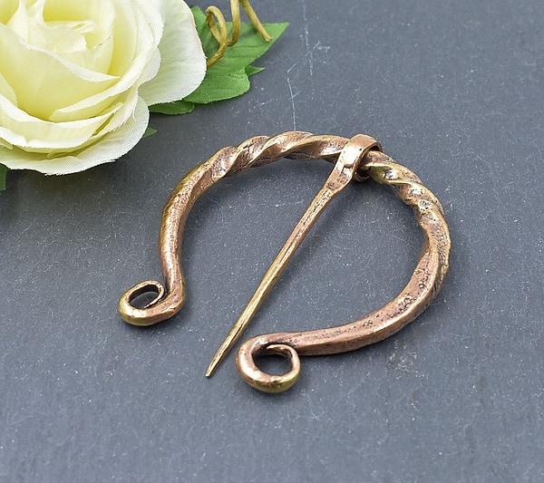 Tordierte Omegafibel aus Bronze fürs mittelalterliche Volk - Wikinger Fibel - Kelten Schmuck - Römische Pennanular
