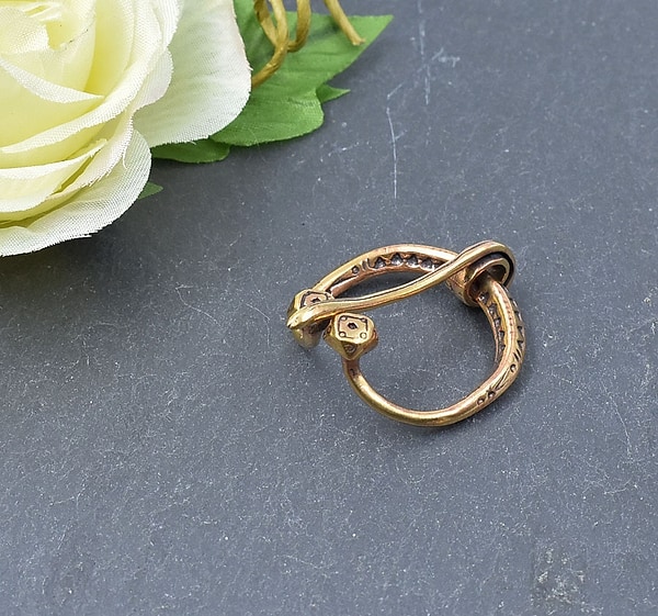 Kleine Dänische Omega-Fibel aus Bronze – Wikinger Ringfibel als Verschluss für Tuniken und Kleider