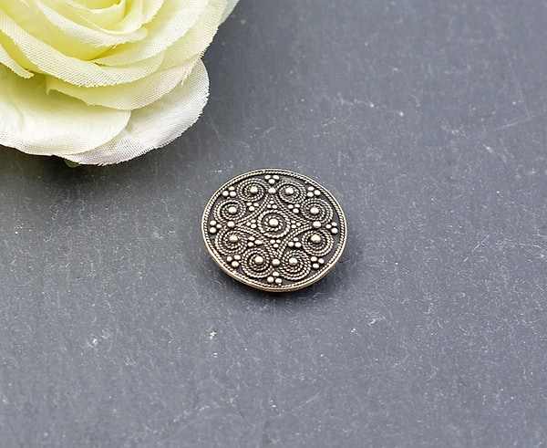 Kleine Wikinger Brosche in Granulationstechnik 2,3 cm - Nordische Scheibenfibel in Bronze oder versilbert