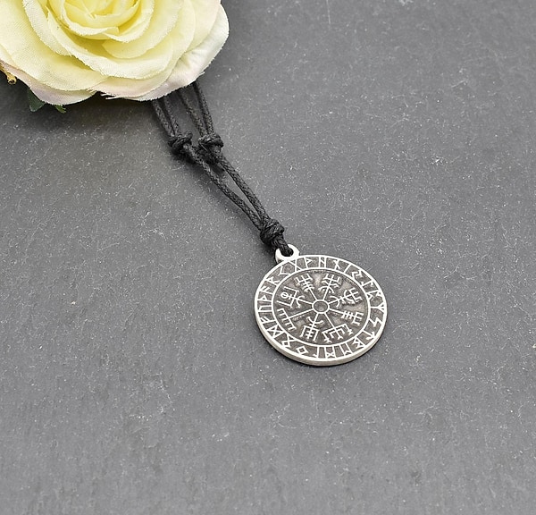 Vegvisr Kette - Wikinger Schmuck - Nordische Mythologie - Wikinger Kompass - Magischer Runenschmuck