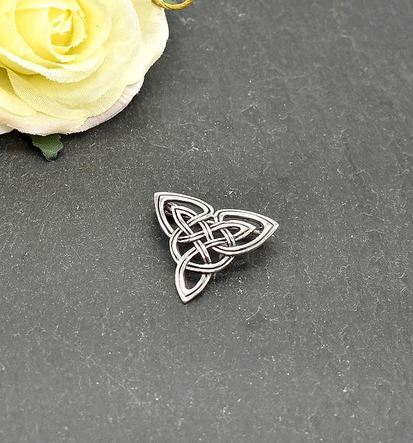 Keltische Gewandnadel aus 925er Sterlingsilber – Dreieckige mittelalterliche Brosche im klassischen Knoten-Design