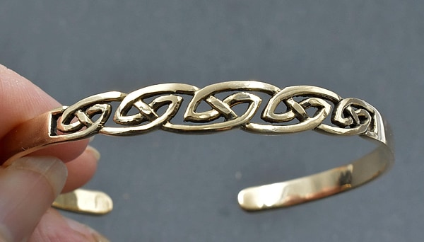 Keltischer Bronze Armreif mit typischen Flechtmuster - Mittelalterliches Bronze Armband mit keltischem Knoten Muster