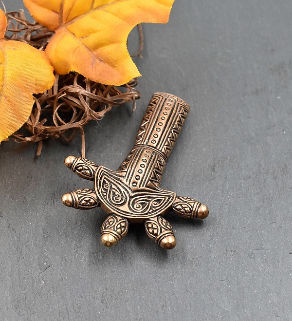 Germanische Ärmchenfibel – Alemannische Bügelfibel aus Bronze (5./6. Jahrhundert) – Reenactment-tauglicher Mittelalter-Schmuck
