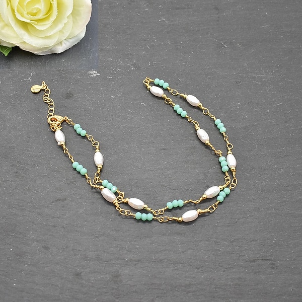 Fein gearbeitete Edelstahl-Collier mit grünen & weißen Perlen – Goldfarbene Kette im römischer Stil