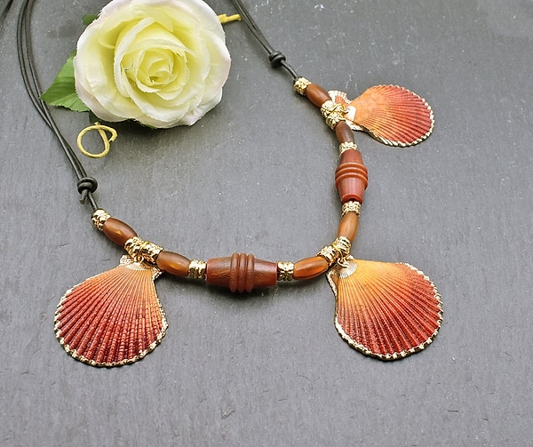 Muschelkette mit echten Kamm-Muscheln – Sommerliche Boho Kette mit Hornperlen – Strand Schmuck mit Lederband von BELANAS SCHATZKISTE