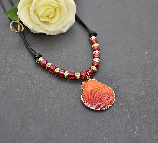 Sommerliche Boho Kette mit echter Jakobsmuschel – Strand Schmuck mit Lederband