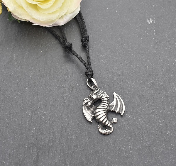 Drachen Kette aus Zinn, Drachenanhänger mit Baumwollband, Fantasy Schmuck Geschenk, Wikinger & Mittelalter Stil