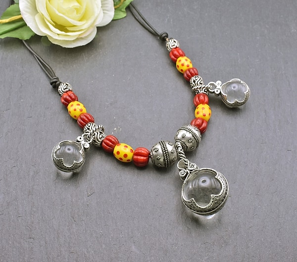 Halskette „Gotland“ im Wikinger-Stil mit handgefertigten roten und gelben Glasperlen – Silber-Schmuck mit nordischen Ornamenten