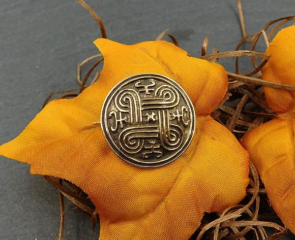 Wikinger Fibel aus Bronze – Rundfibel mit Schildknoten – Mittelalterliche Bronze Brosche