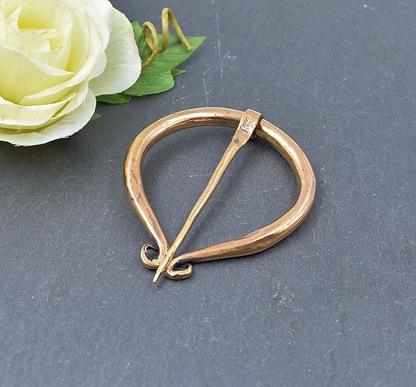 Große Ringfibel aus Bronze für Wikinger, Kelten, Römer - Größe ca. 7 x 5.7 cm aus Bronze - Mittelalter Penannular Brosche