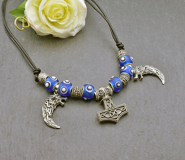 Mjölnir-Kette Ragnar mit blauen Glasperlen und Wolfszahn Anhängern aus 925er-Silber - Thorshammer Kette von BELANAS SCHATZKISTE