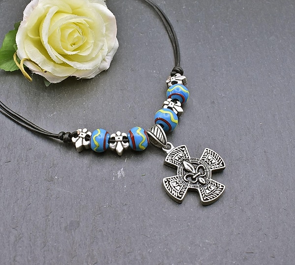 Merowinger Kette mit Glasperlen von BELANAS SCHATZKISTE - Angelsächsisch Fleur de Lys Collier - Lilien Anhänger - 2 Ausführungen