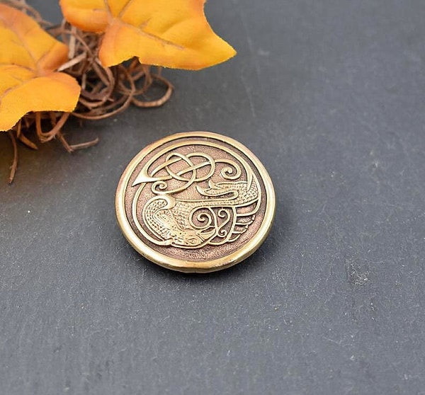 Wikinger Rundfibel aus Bronze | Historische Scheibenfibel mit Vogelmotiv | Hugin und Munin | Mittelalter Schmuck für Reenactment & Larp