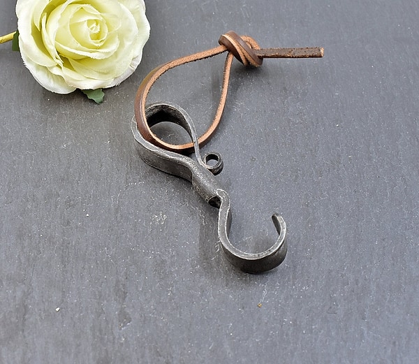 Stilvoller Flaschenöffner für Wikinger Größe ca. 9 x 2,5 cm - Handgeschmiedeter Kapselheber fürs Mittelalter